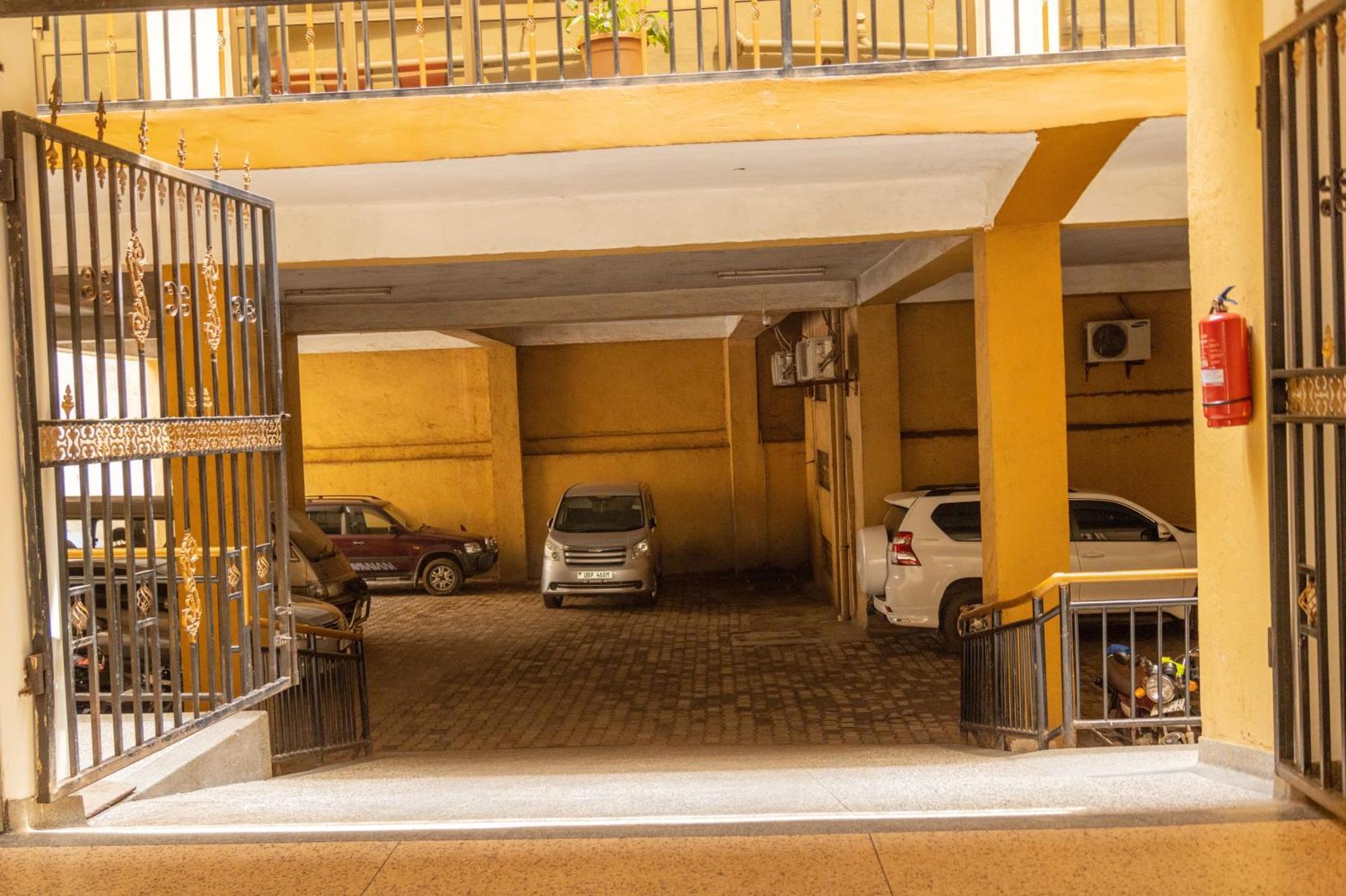 Holiday Express Hotel Kampala Exterior photo